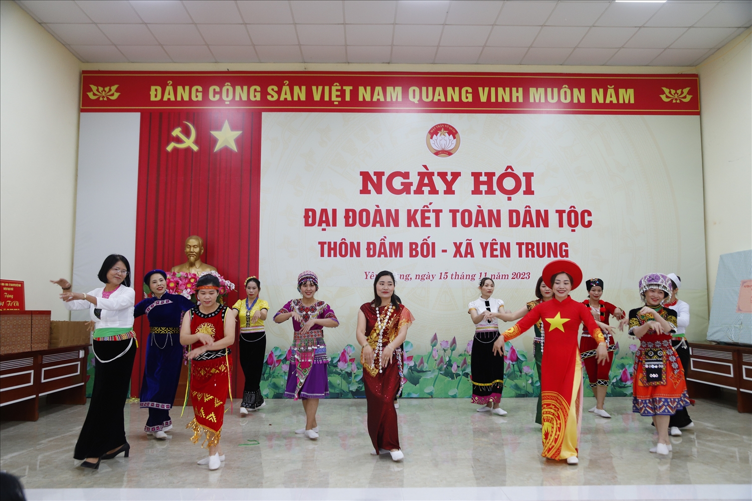 Nhân dân thôn Đầm Bối thể hiện vũ điệu kết đoàn tại Ngày hội