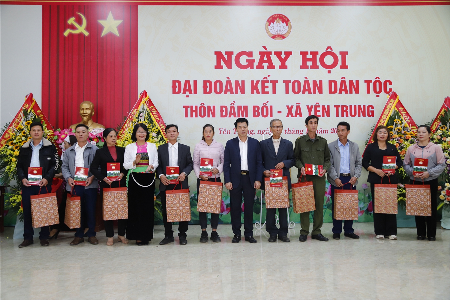 Uỷ ban MTTQ Việt Nam Tp. Hà Nội và Ban Dân tộc Tp. Hà Nội tặng qua cho Nhân dân xã Yên Trung