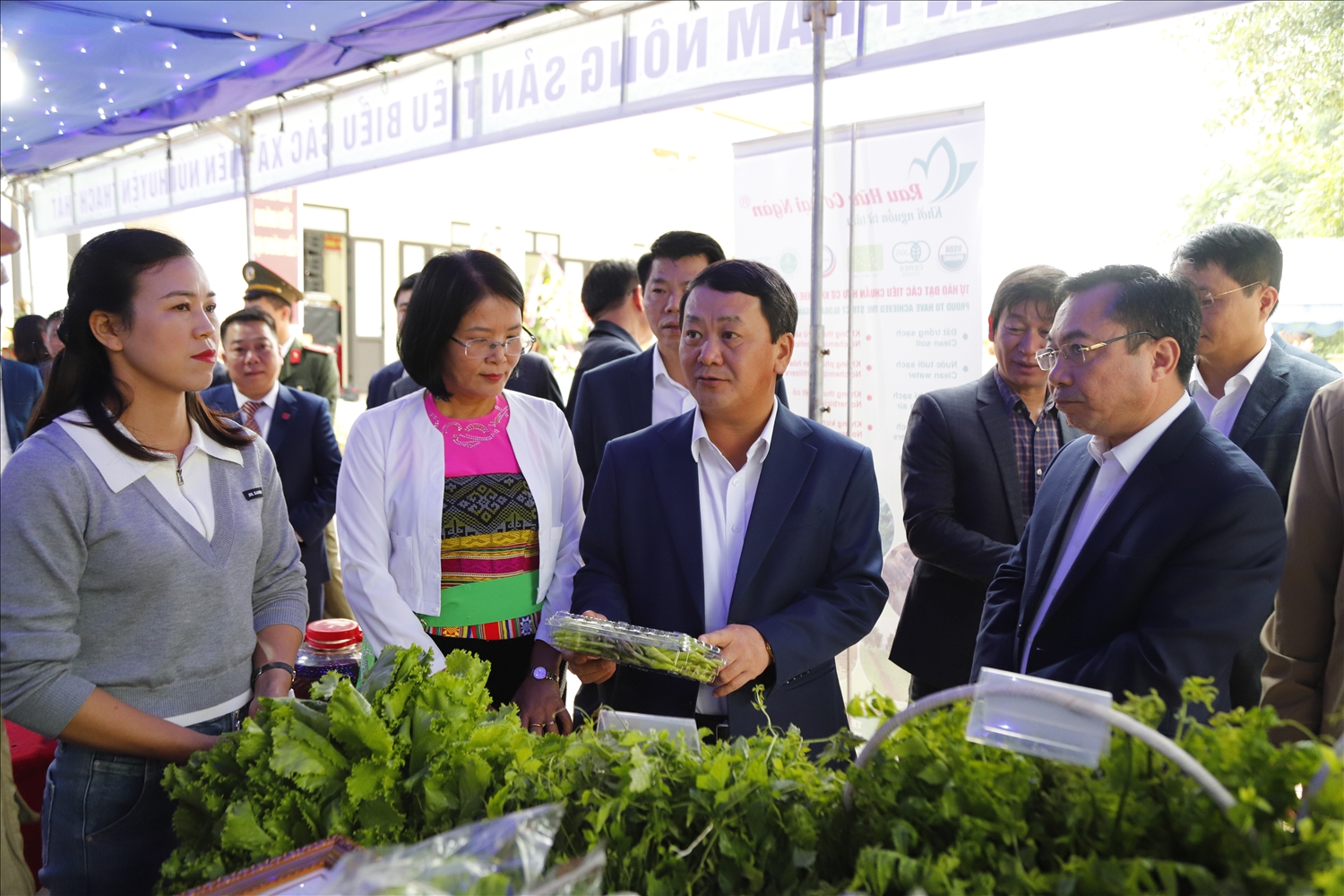 Bộ trưởng, Chủ nhiệm Hầu A Lềnh cùng các đại biểu tham qua khu giới thiệu sản phẩm nông sản của địa phương