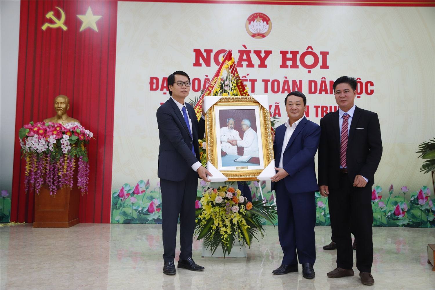 Bộ trưởng, Chủ nhiệm UBDT Hầu A Lềnh tặng quà lưu niệm cho Nhân dân thôn Đầm Bối