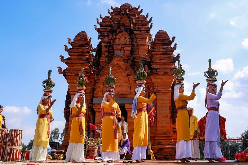 Phụ nữ dân tộc Chăm Ninh Thuận tham gia Lễ hội Katê