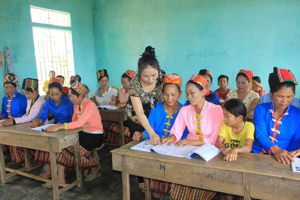 Lớp học xóa mù chữ tại bản Giáp Gát (xã Bình Sơn, huyện Anh Sơn, Nghệ An).
