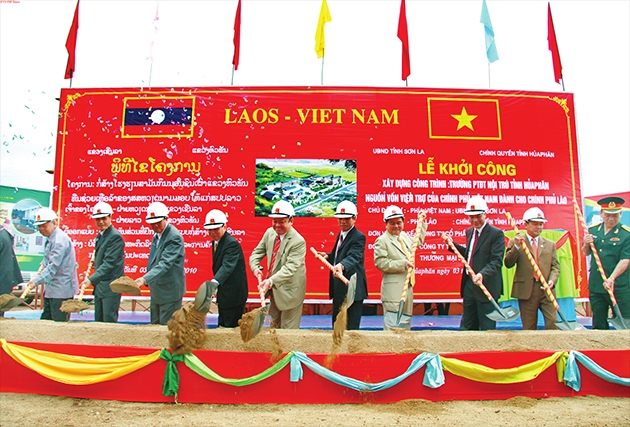 Lễ khởi công xây dựng công trình Trường Dân tộc nội trú tỉnh Hủa Phăn do tỉnh Sơn La tài trợ có tổng mức kinh phí đầu tư 88 tỷ đồng