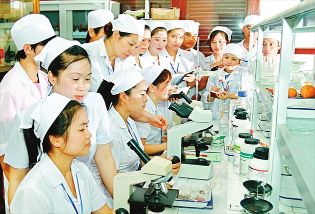 Các em du học sinh Lào đang học tập tại Việt Nam trong giờ thí nghiệm khoa học