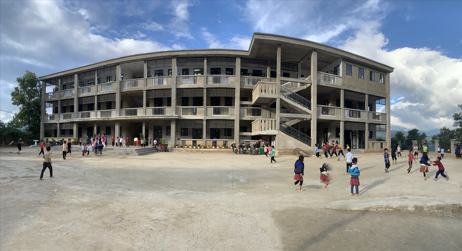 Học sinh xã Kim Nọi (huyện Mù Căng Chải) được học tập ở ngôi trường mới khang trang (Ảnh chụp tháng 9/2023 khi nhà trường đang tiến hành sơn nội thất)
