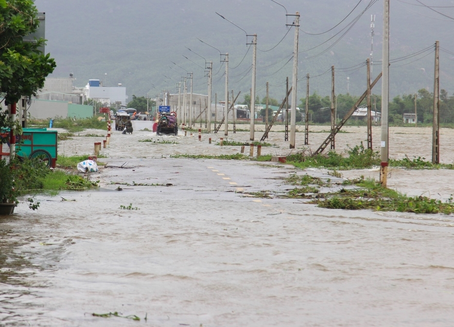 Nhiều tuyến đường ở huyện Tuy Phước bị ngập sâu