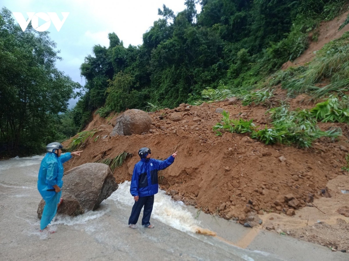 Mưa lớn khiến nhiều tảng đá lớn rơi xuống đường gây ách tắc giao thông ở xã Vĩnh Sơn, huyện Vĩnh Thạnh