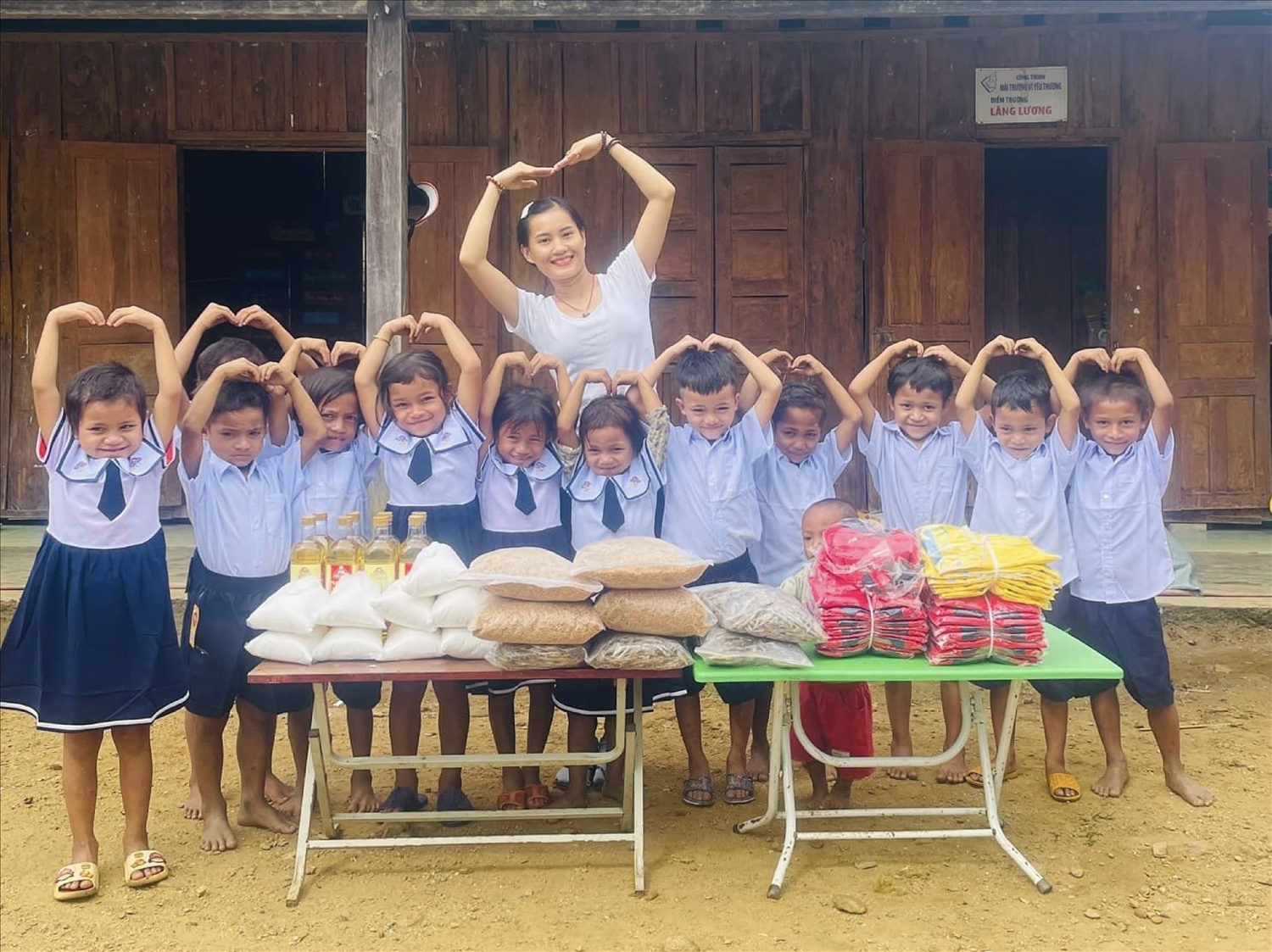 Cô giáo Trà Thị Thu thường xuyên vận động để có lương thực thực phẩm cho học sinh bán trú của mình
