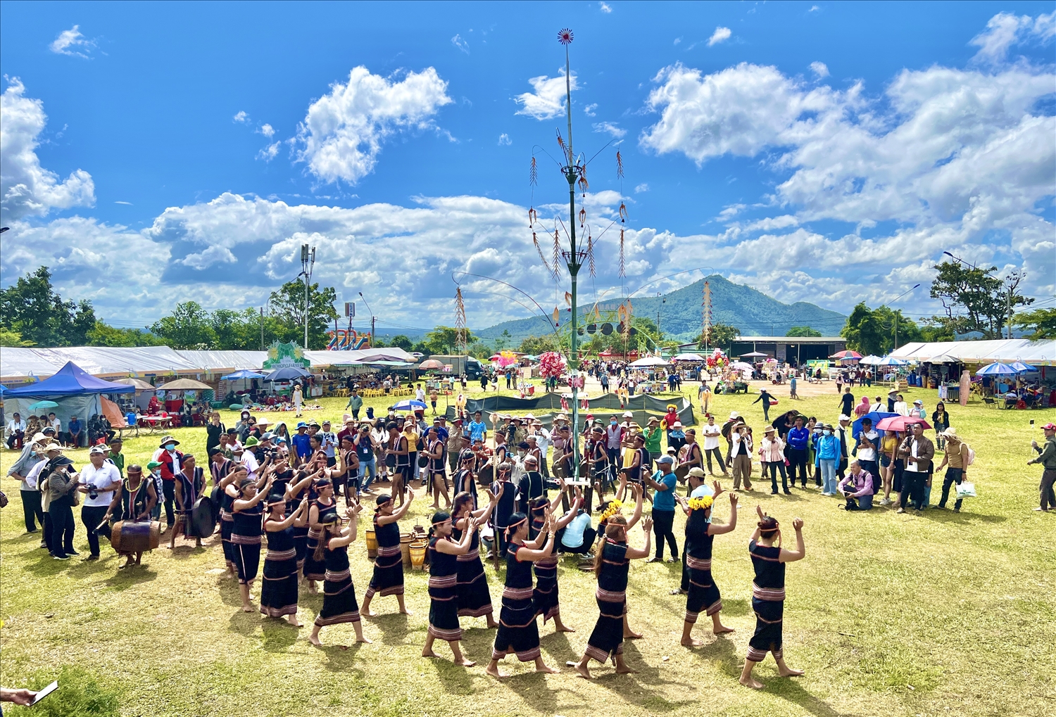 Đồng bào Gia Rai xã Chư Đang Ya tái hiện lễ "Cúng lúa mới" tại Lễ hội hoa dã quỳ - Núi lửa Chư Đang Ya 2023