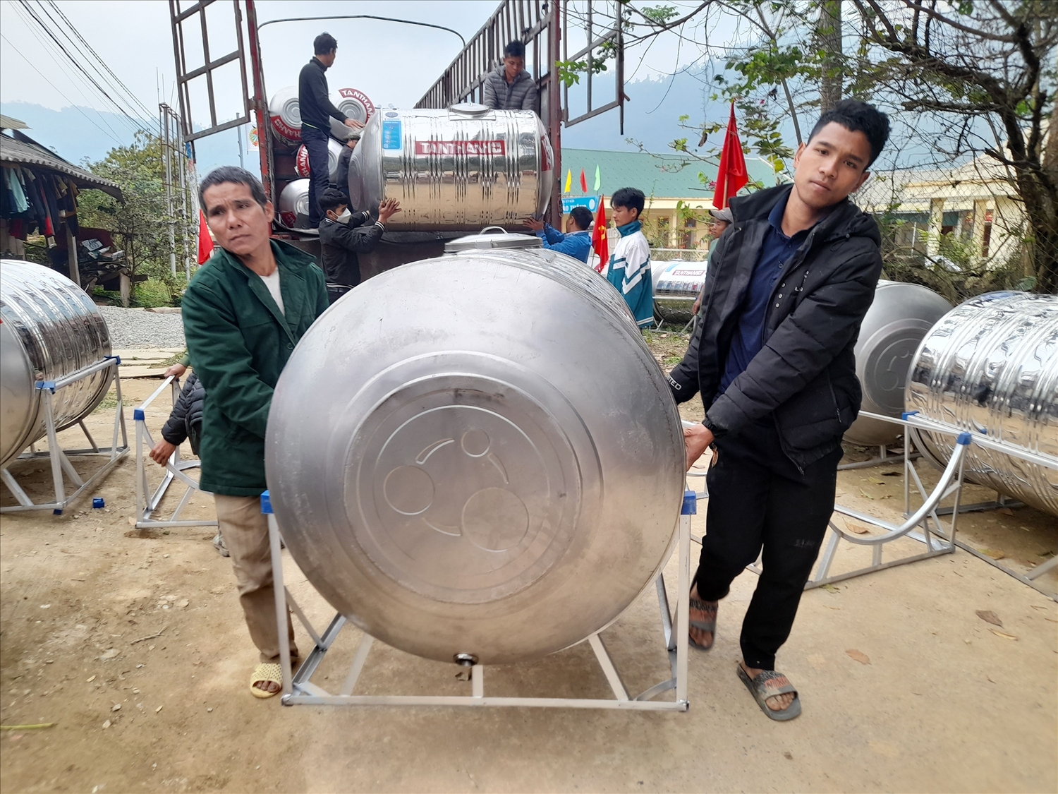 Nhiều hộ dân ở xã Bảo Thắng, huyện Kỳ Sơn được hỗ trợ téc nước 