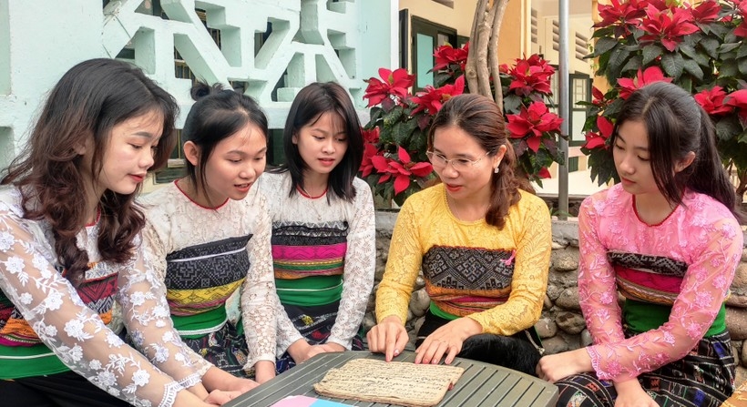Cô Hà Khuyên đang chỉ cho học trò về cuốn sách chữ Thái cổ