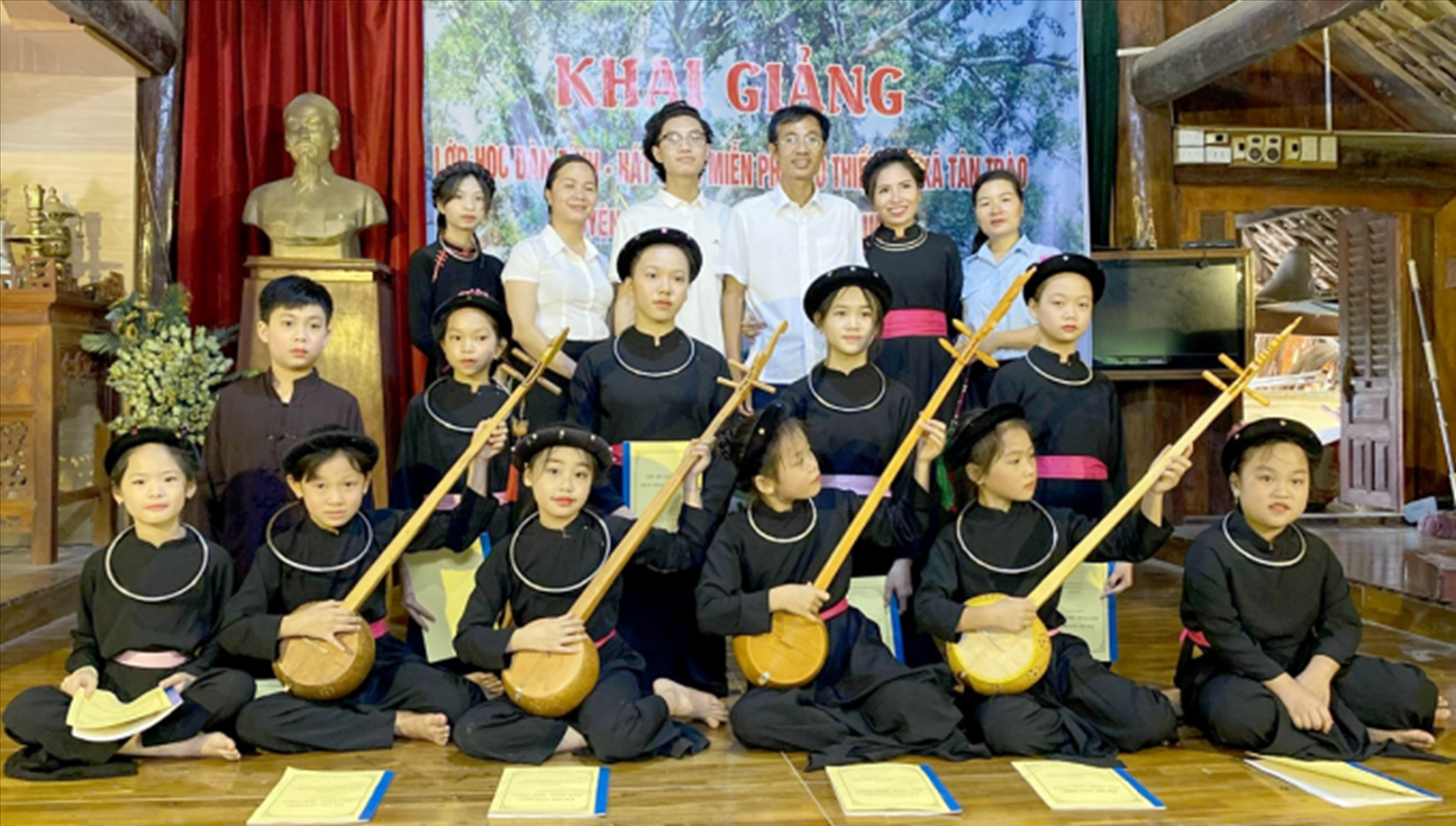 Hà Kiên Trung (người đứng thứ 3 hàng trên bên trái) trong khai giảng lớp học đàn tính - hát then tại Nhà văn hóa xã Tân Trào (Sơn Dương) 