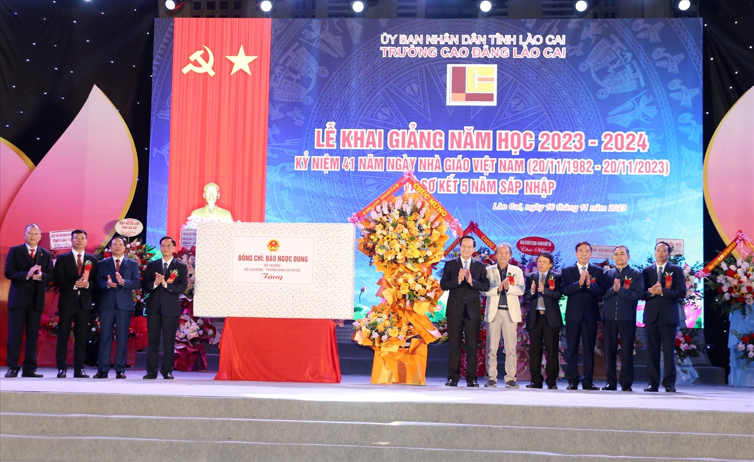 Bộ trưởng Đào Ngọc Dung tặng hoa chúc mừng thầy và trò nhà trường