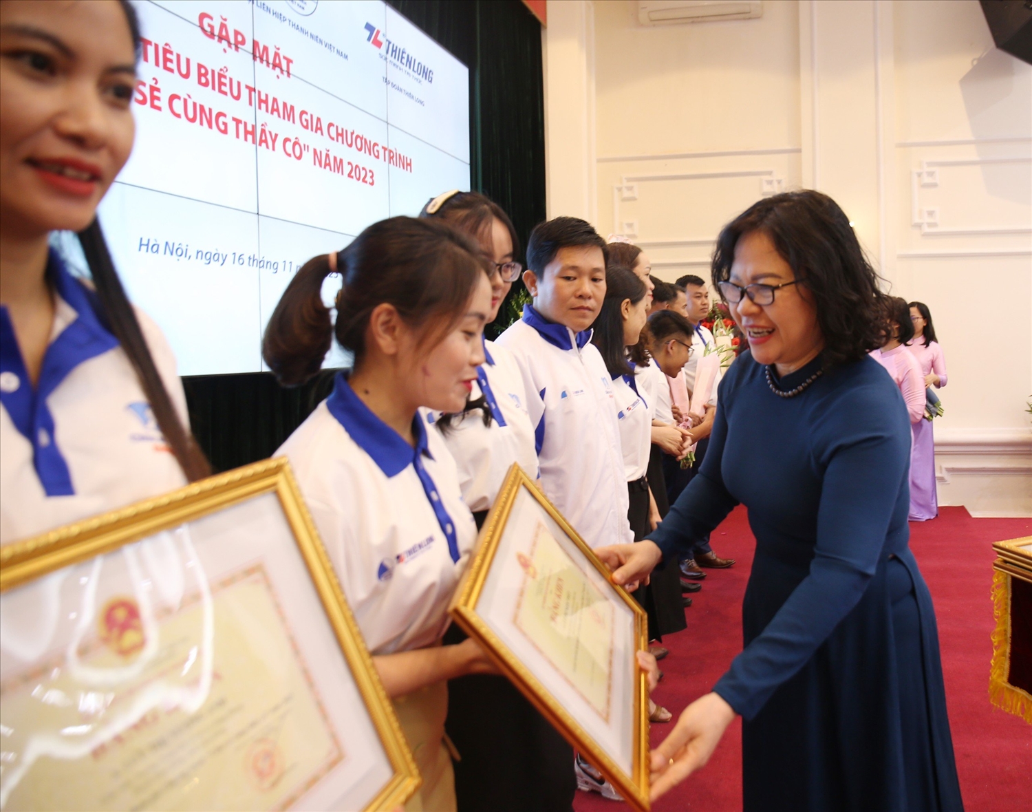 Thừa ủy quyền của Bộ trưởng Bộ Giáo dục và Đào tạo, Thứ trưởng Ngô Thị Minh trao Bằng khen của Bộ trưởng Bộ Giáo dục và Đào tạo cho các thầy cô