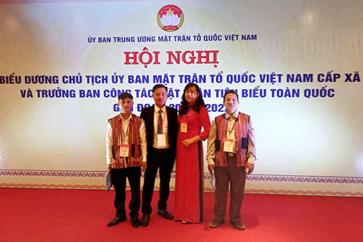 Đảng viên dân tộc Chứt Cao Xuân Long (ngoài cùng bên trái) trong Hội nghị Biểu dương Chủ tịch Ủy ban mặt trận tổ quốc Việt Nam cấp xã và Trưởng ban Mặt trận tiêu biểu toàn quốc
