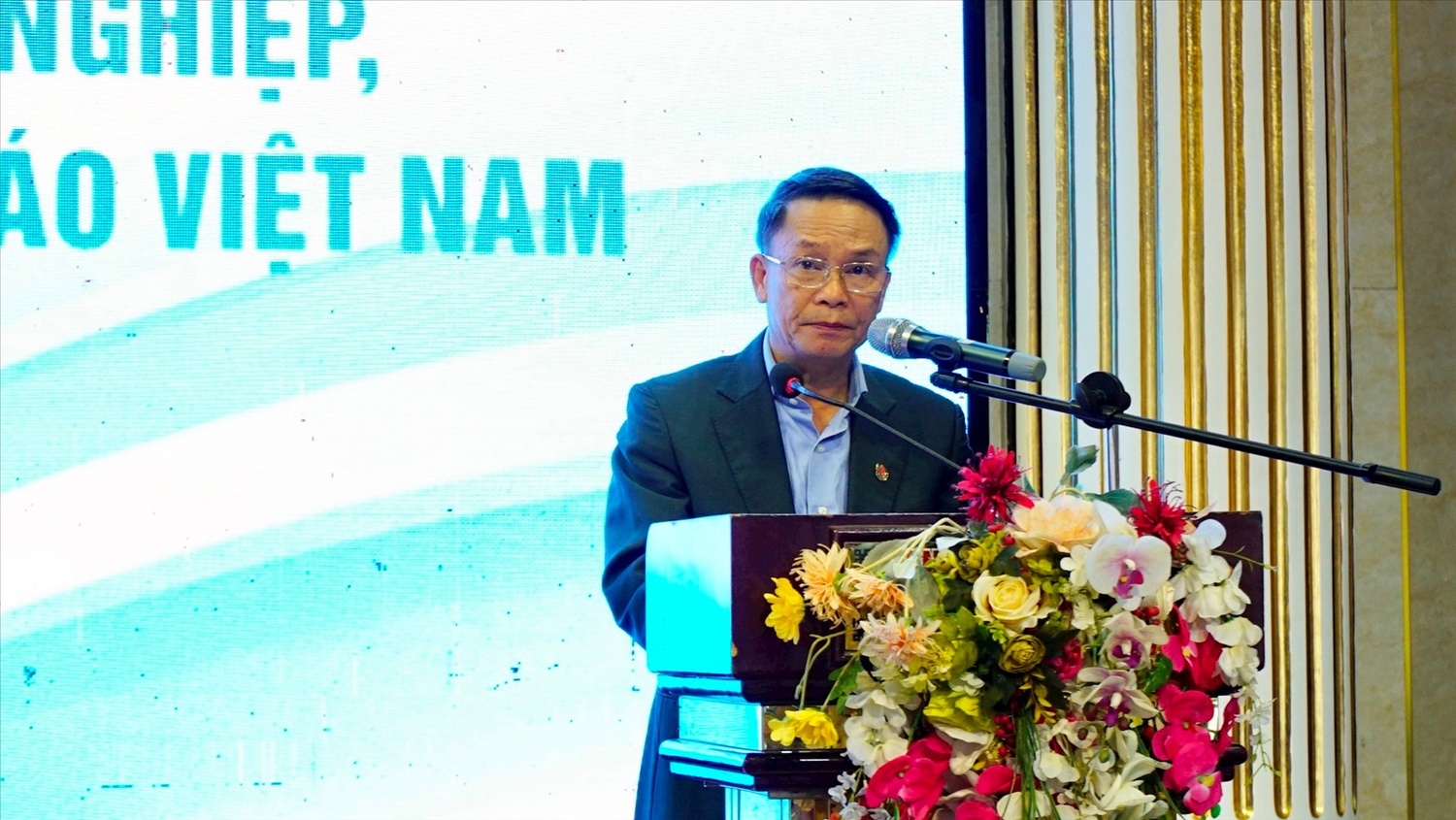 Phó Chủ tịch Thường trực Hội Nhà báo Việt Nam Nguyễn Đức Lợi trao đổi tại Hội nghị.