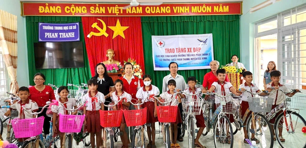 Trao tặng xe đạp cho học sinh xã Phan Thanh, huyện Bắc Bình
