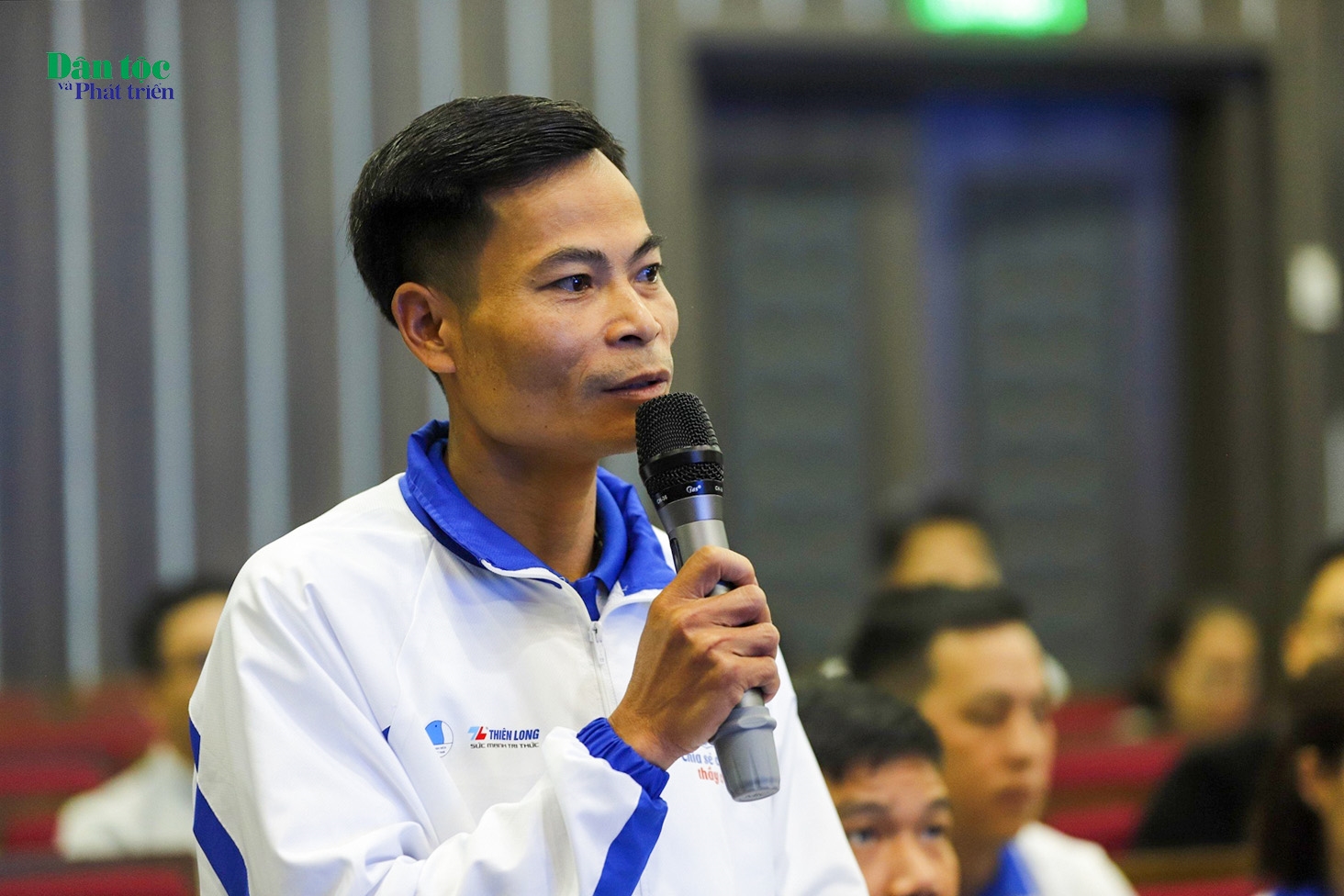 Thầy Lê Văn Thắng - Trường mầm non Thanh Kim - Thanh Bình - Sa Pa tỉnh Lào Cai phát biểu tại buổi gặp mặt