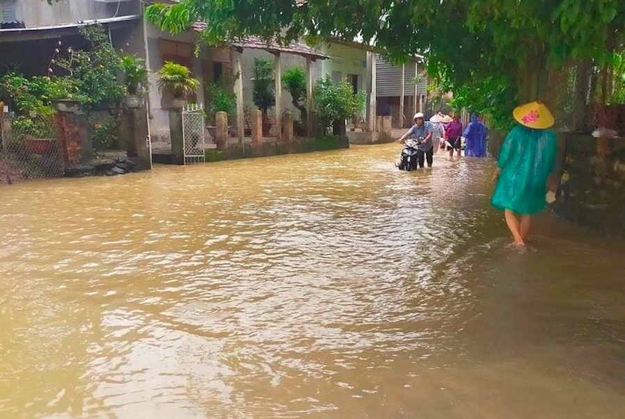 Nhiều nơi ở Phú Yên bị ngập sâu do mưa lớn