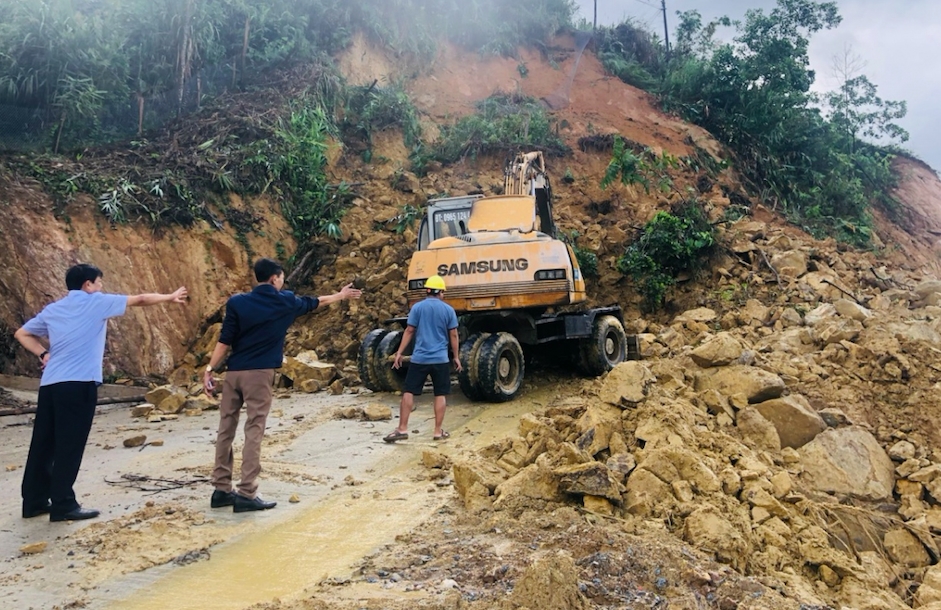 Nhiều tuyến đường ở các huyện miền núi Quảng Nam bị sạt lở nghiêm trọng