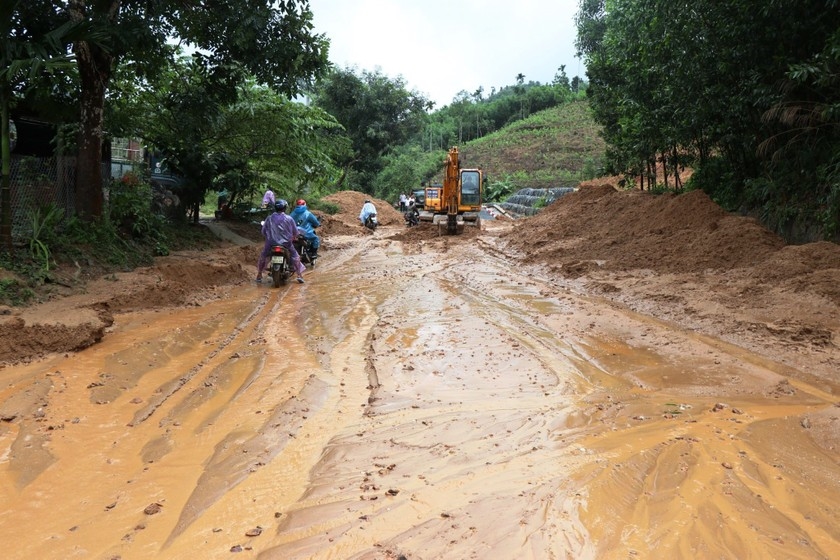Nhiều tuyến đường ở các huyện miền núi Quảng Ngãi bị sạt lở nghiêm trọng