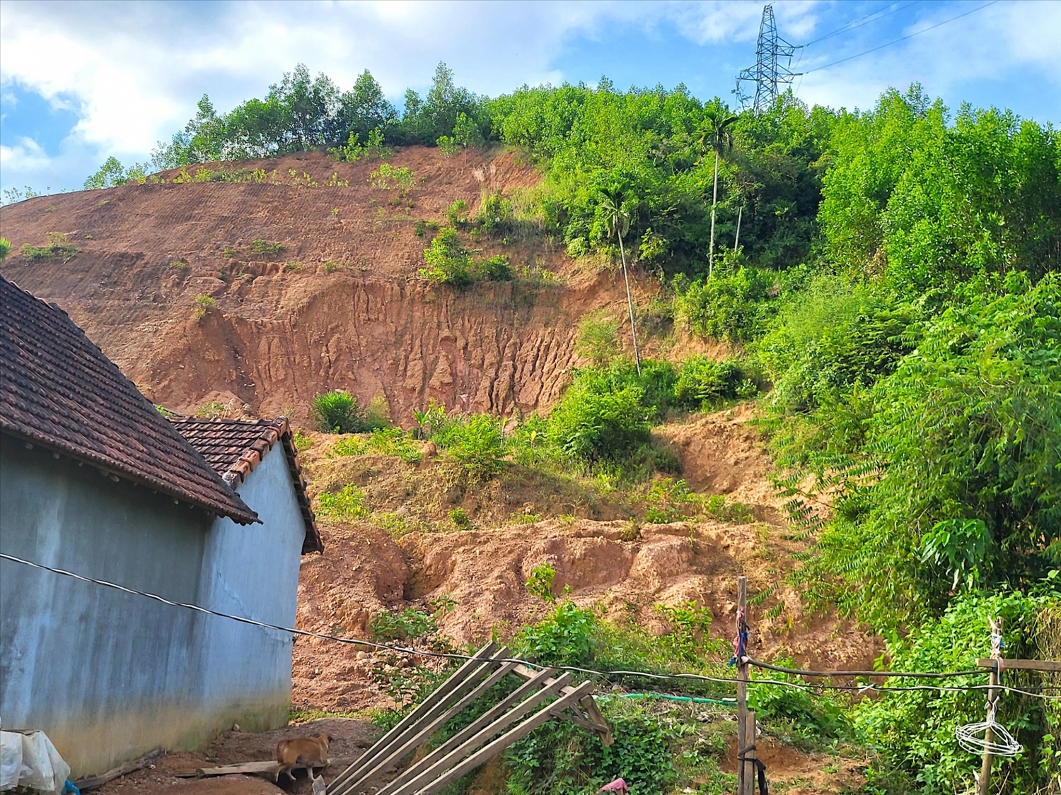 Khu vực dưới chân núi Van Cà Vãi, thị trấn Di Lăng, huyện miền núi Sơn Hà đang có nguy cơ sạt lở