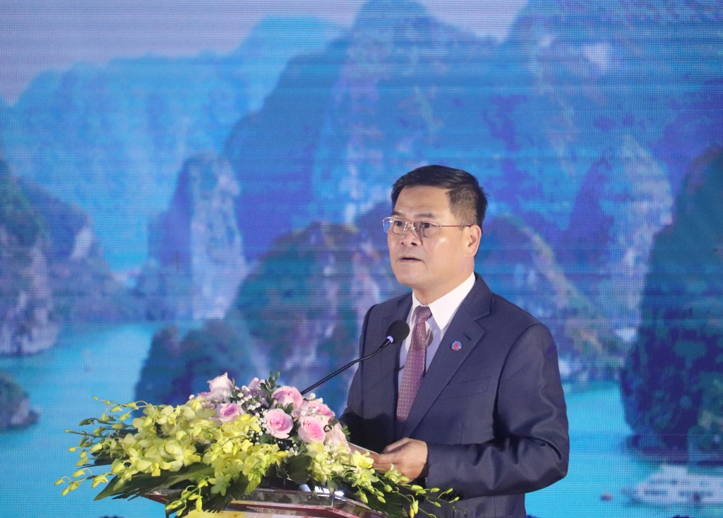 Phó Chủ tịch UBND tỉnh Quảng Ninh Bùi Văn Khắng phát biểu chào mừng hội nghị