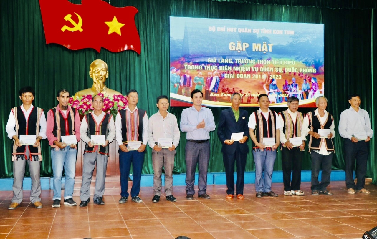 Ông Đinh Quốc Tuấn (đứng giữa), Trưởng Ban Dân tộc tỉnh Kon Tum tặng quà cho các già làng, trưởng thôn tiêu biểu năm 2023