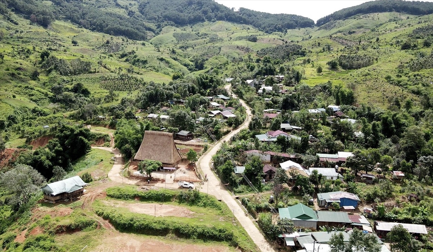 Nhờ sự quan tâm đầu tư của Đảng, Nhà nước nhiều làng đồng bào DTTS ở vùng sâu, vùng xa tỉnh Kon Tum đã đổi thay rõ nét
