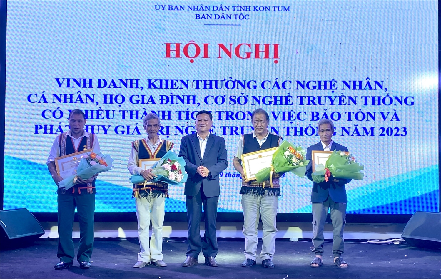 Ban Dân tộc tỉnh Kon Tum vinh danh những nghệ nhân tiêu biểu trong việc bảo tồn và phát huy giá trị các nghề truyền thống