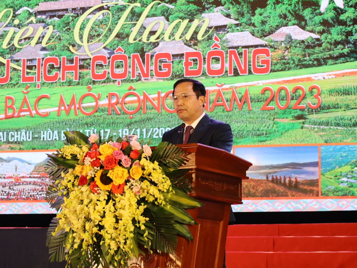 Phó Chủ tịch UBND tỉnh Hòa Bình Nguyễn Văn Toàn phát biểu khai mạc Liên hoan