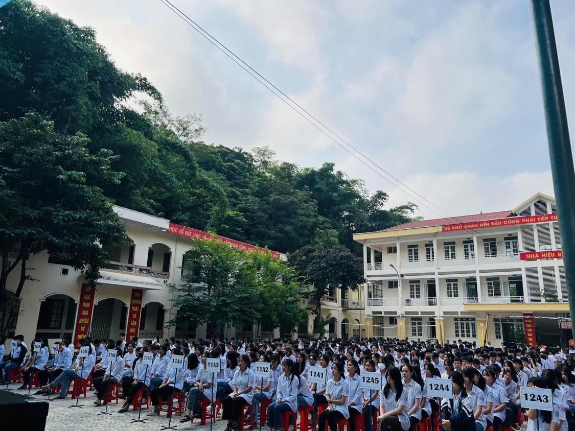 Khối học sinh lớp 12, trong ngày khai giảng năm học 2023 - 2024 của trưởng THPT Bảo Lạc (Cao Bằng) nơi Vàng A Thành đang học tập