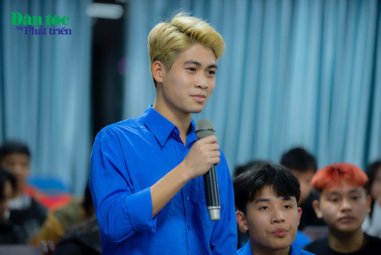 Sinh viên Hà Việt Hoàn (Dân tộc Tày) tân sinh viên Khóa 3 phát biểu cảm xúc khi được tham gia giao lưu với các thầy cô giáo