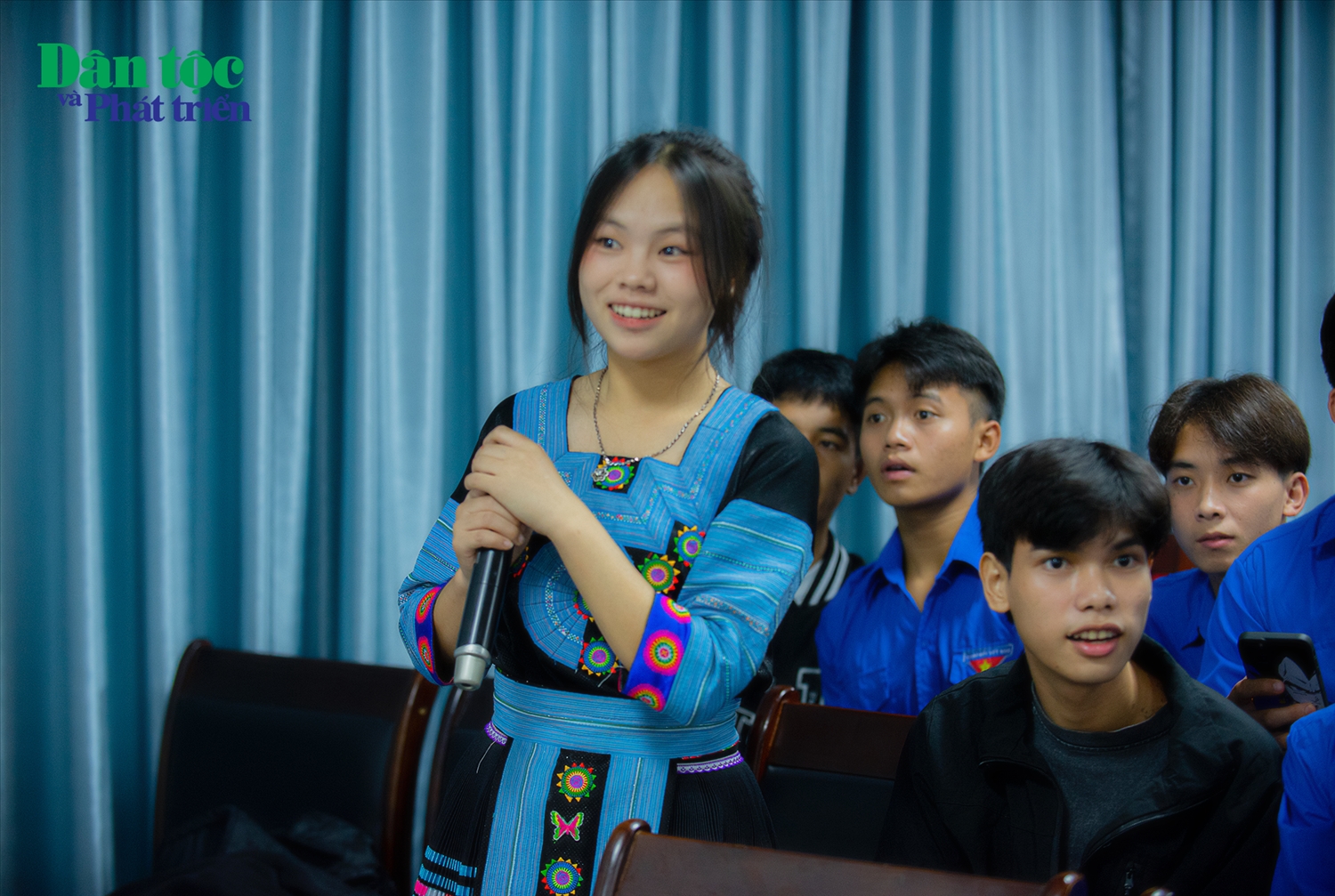 Sinh viên Giàng Thị Kú (Dân tộc Mông) Tân sinh viên Khóa 3 Học viện Dân tộc phát biểu cảm xúc khi tham gia sự kiện