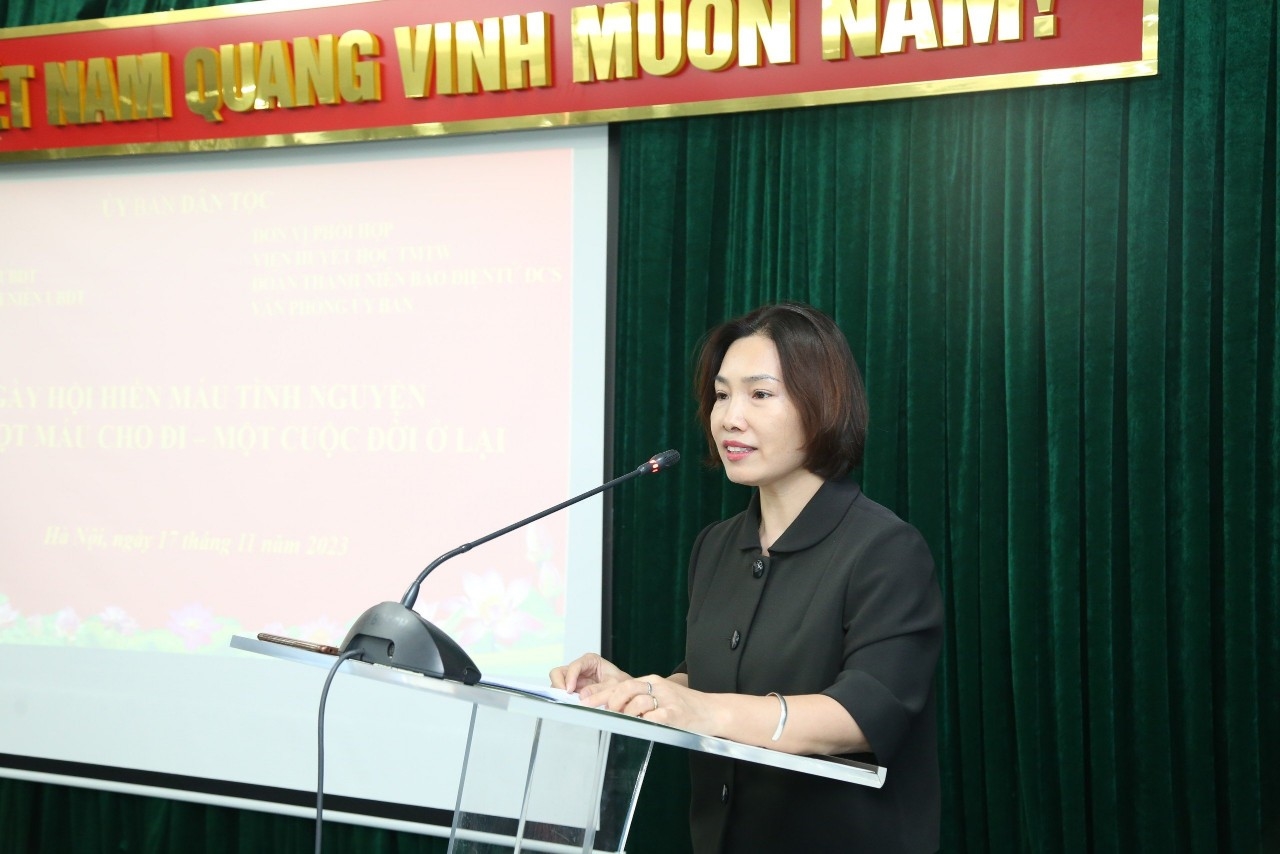 Bà Nguyễn Thu Minh, Phó Bí thư Đảng ủy, Chủ tịch Công đoàn UBDT, Vụ trưởng Vụ Tổ chức Cán bộ phát biểu tại Chương trình