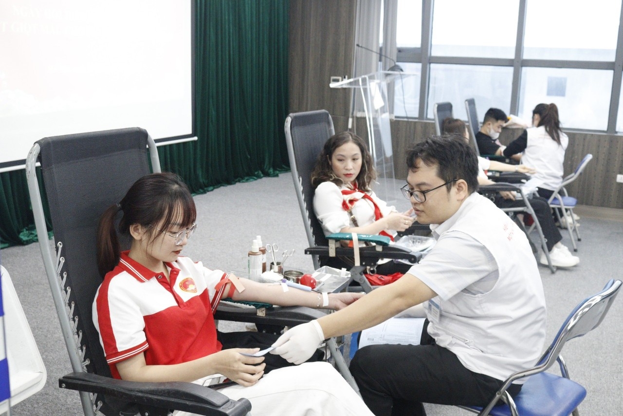 Sinh viên Học viện Dân tộc tham gia hiến máu tại Chương trình