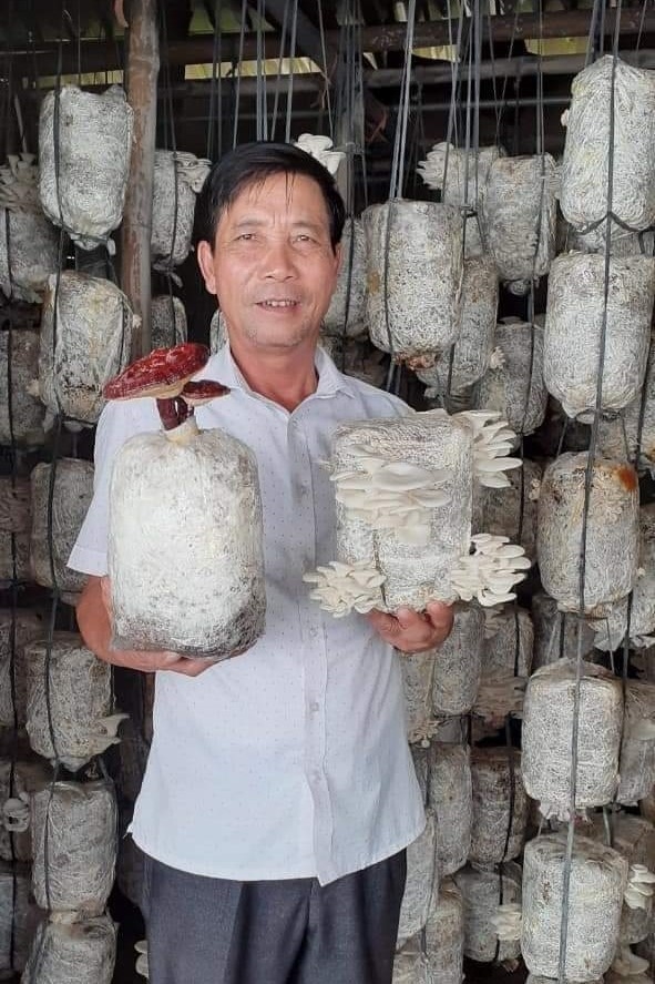 Giám đốc HTX nấm Đồng Cam Nguyễn Đức Thành giới thiệu sản phẩm nấm của HTX