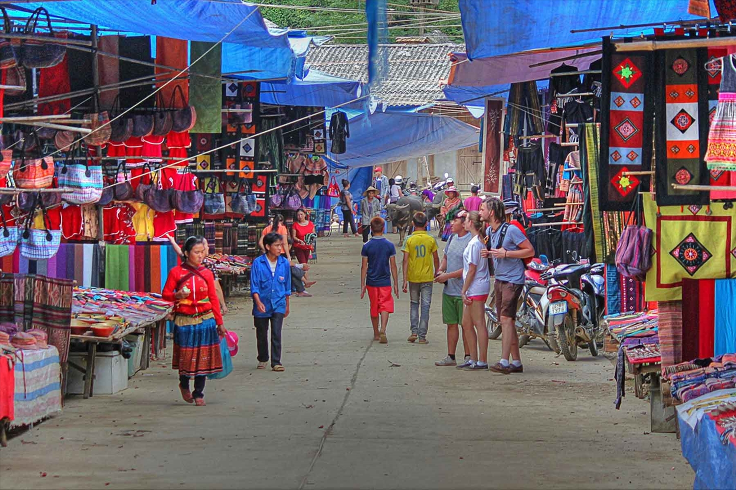 Chợ ở miền núi không chỉ là mua bán mà còn là nơi đồng bào các dân tộc giao lưu, chia sẻ. (Trong ảnh: Một góc chợ phiên Bắc Hà, Lào Cai).