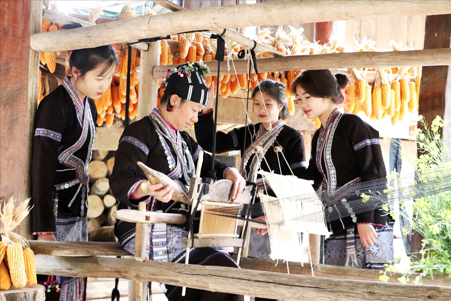 Phụ nữ dân tộc Lự ở xã Bản Hon, huyện Tam Đường (Lai Châu) truyền nghề cho thế hệ trẻ.