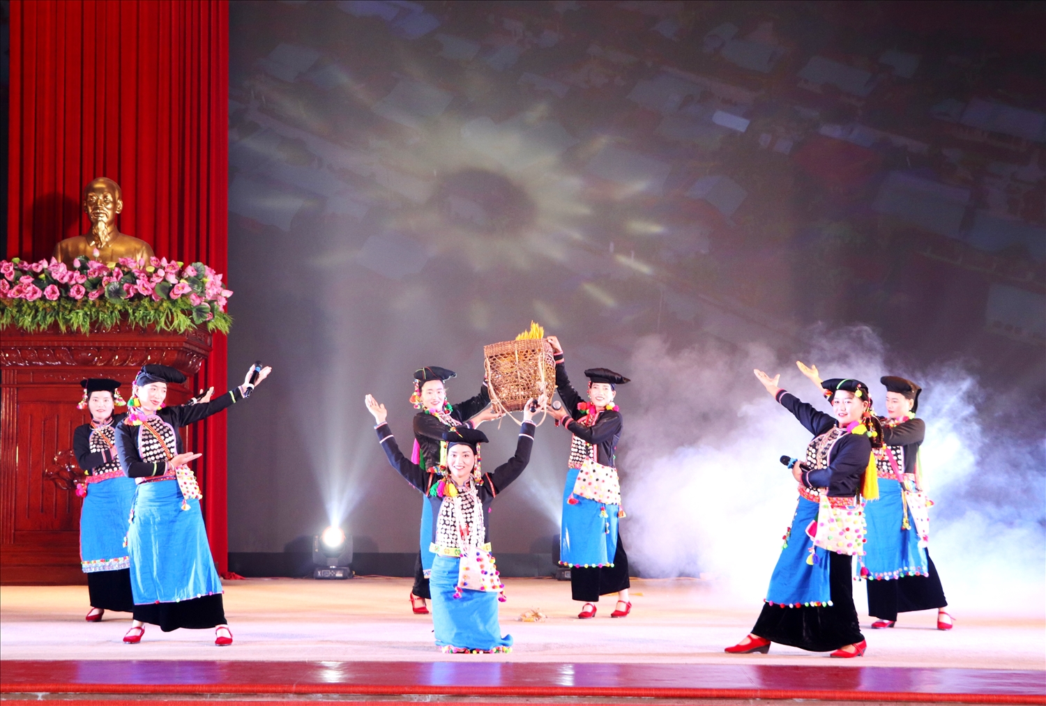 Các địa phương trên địa bàn tỉnh Lai Châu chú trọng giữ gìn bản sắc văn hóa dân tộc. (Trong ảnh: Tiết mục múa của các cô gái dân tộc Si La).