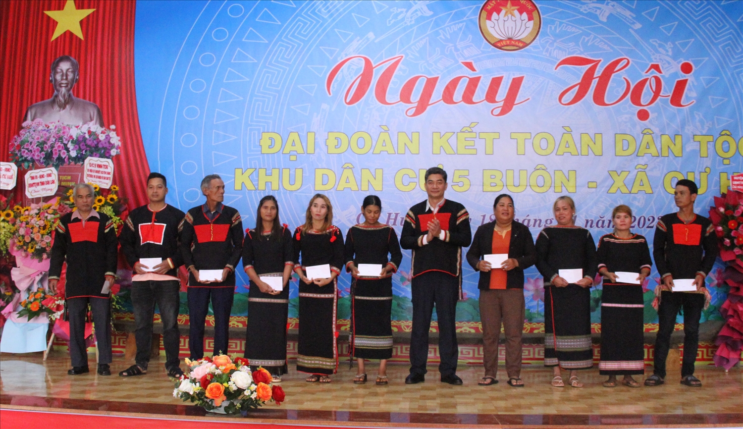 Em kg tin: Thứ trưởng Y Vinh Tơr dự Ngày hội Đại đoàn kết toàn dân tộc tại Đắk Lắk 9