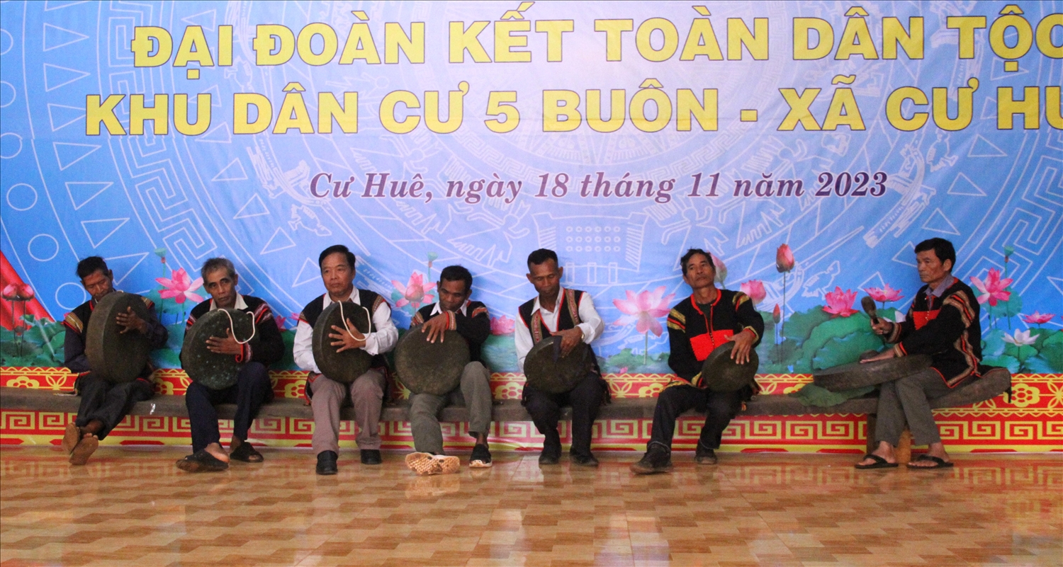 Em kg tin: Thứ trưởng Y Vinh Tơr dự Ngày hội Đại đoàn kết toàn dân tộc tại Đắk Lắk 10