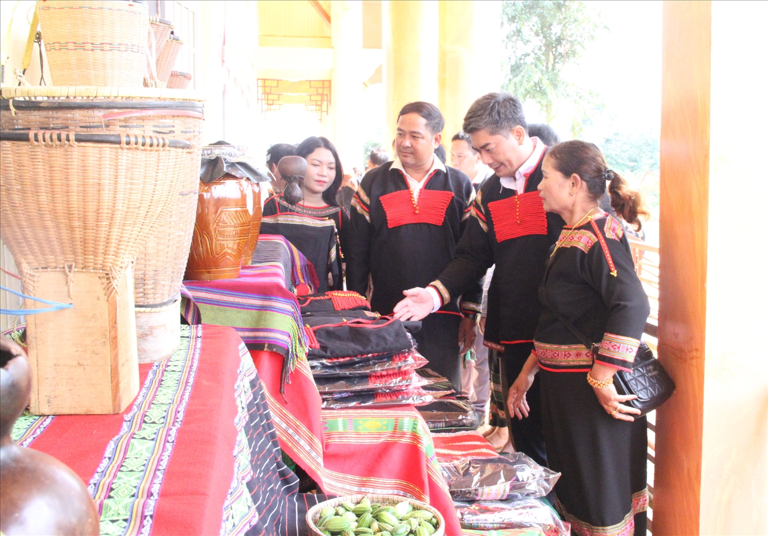 Thứ trưởng, Phó Chủ nhiệm Ủy ban Dân tộc Y Vinh Tơr và đại biểu tham quan các gian hàng trưng bày sản phẩn truyền thống, sản phẩm OCOP của địa phương