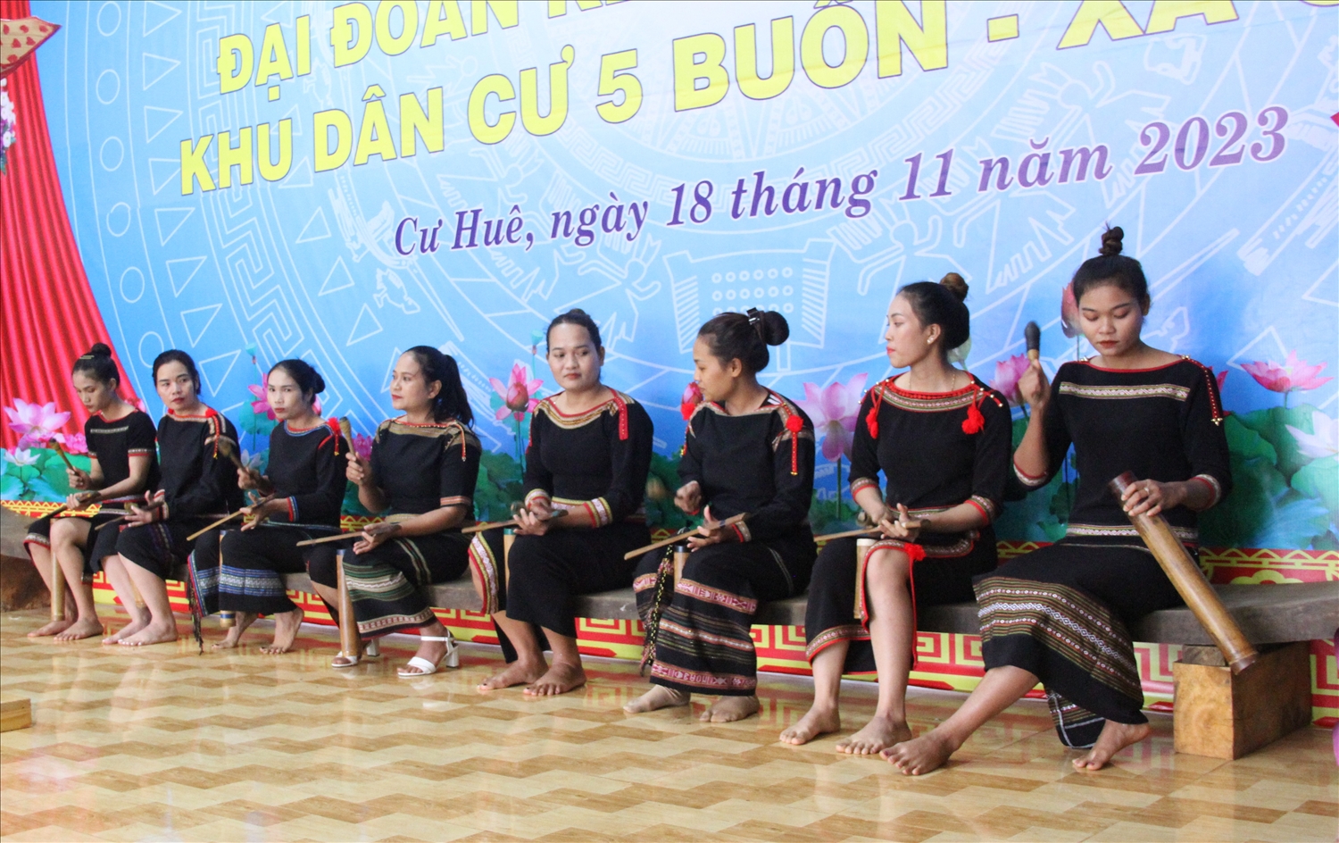 Em kg tin: Thứ trưởng Y Vinh Tơr dự Ngày hội Đại đoàn kết toàn dân tộc tại Đắk Lắk 8