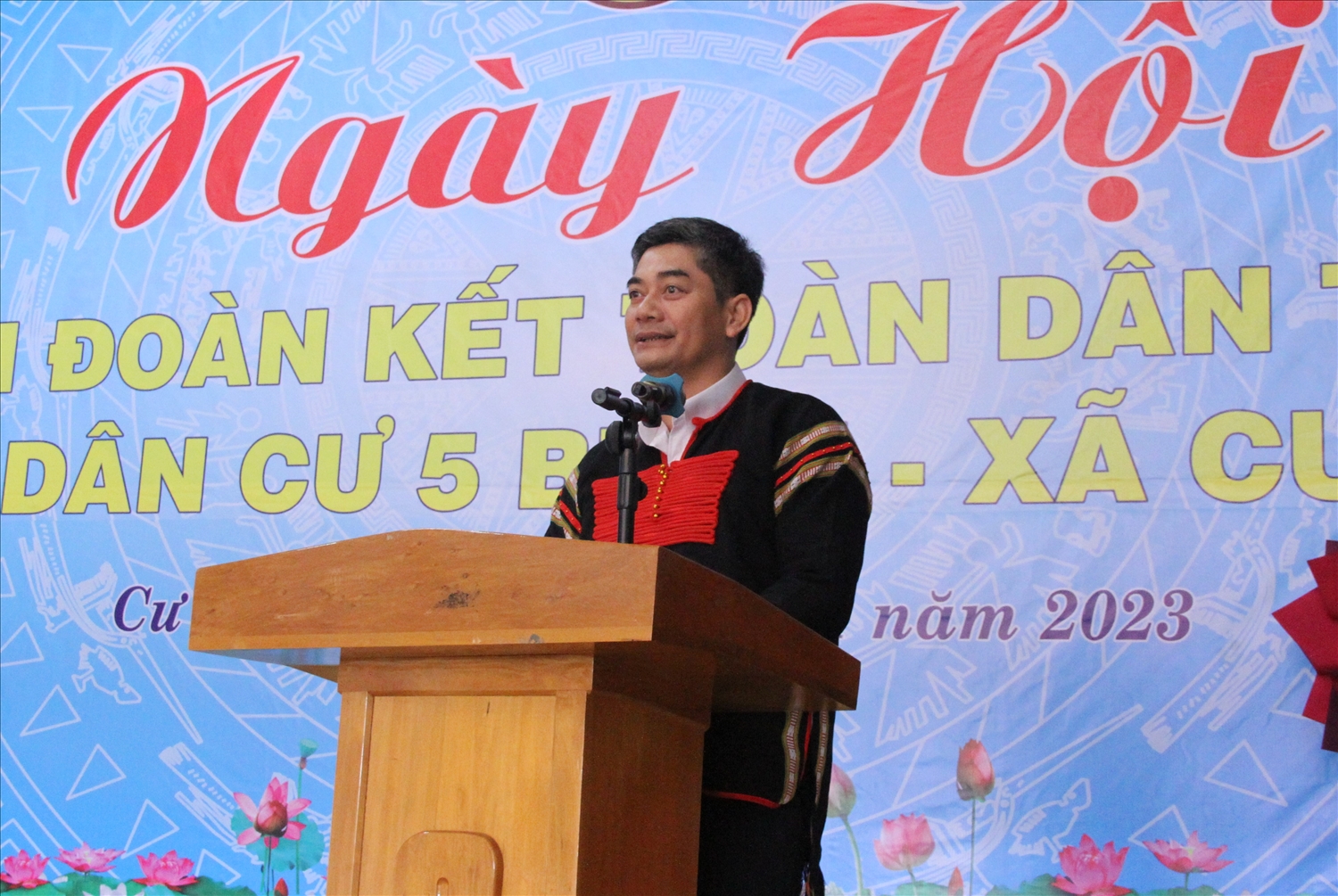 Thứ trưởng, Phó Chủ nhiệm Ủy ban Dân tộc Y Vinh Tơr phát biểu tại Ngày hội