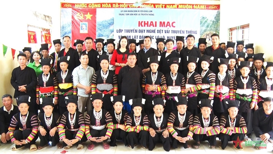 Lớp truyền dạy nghề truyền thống Lô Lô tại xã Đức Hạnh, huyện Bảo Lâm