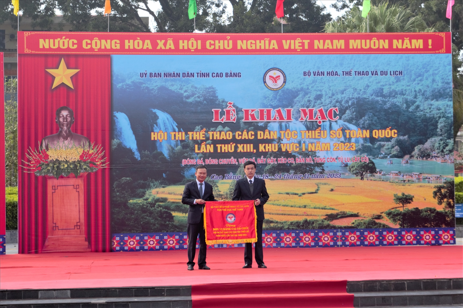 Phó Cục trưởng Cục Thể dục Thể thao (Bộ VHTT&DL) Nguyễn Hồng Minh tặng cờ lưu niệm cho đại diện tỉnh Cao Bằng
