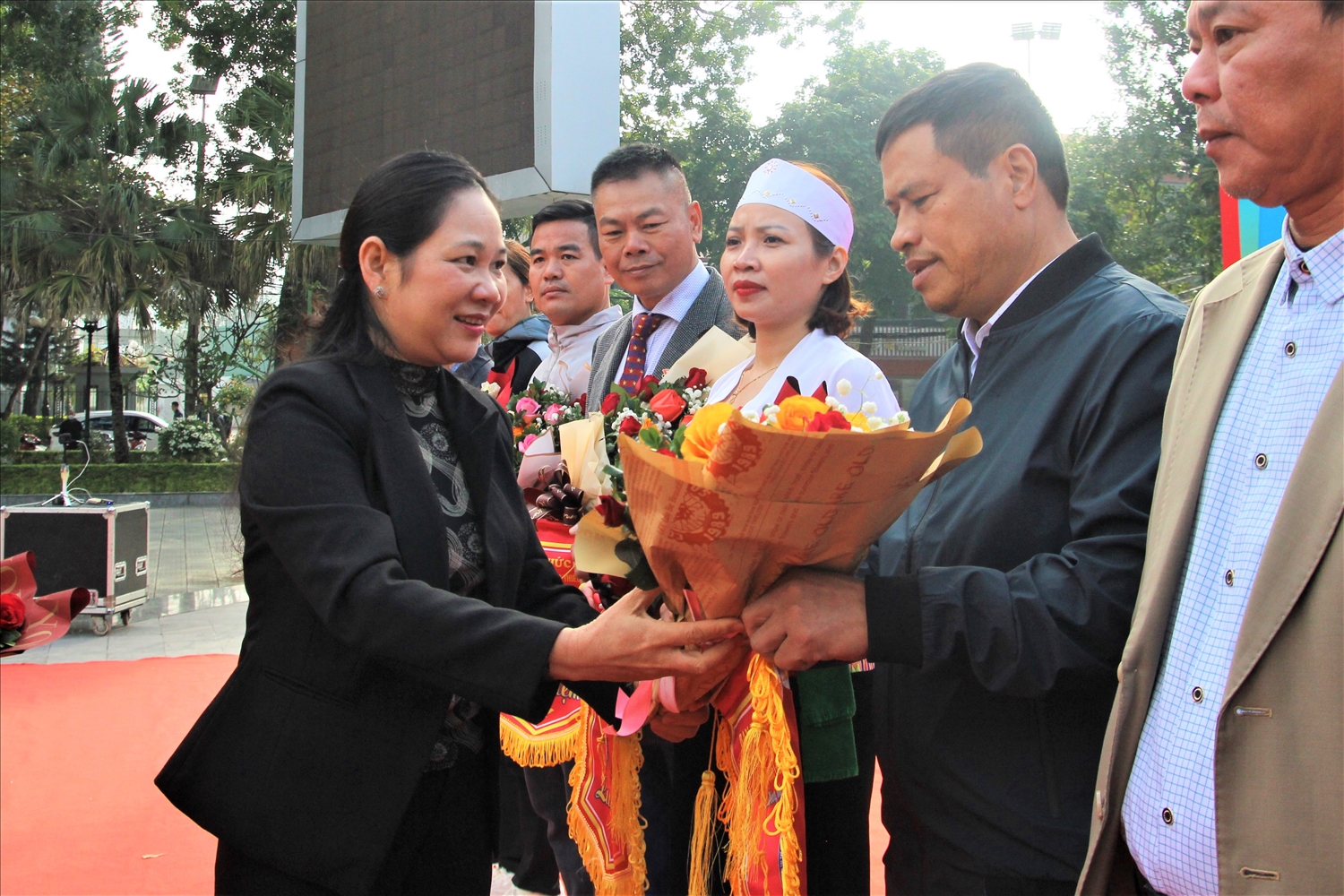 Thứ trưởng, Phó Chủ nhiệm Ủy ban Dân tộc Nông Thị Hà tặng hoa và cờ lưu niệm có đại diện các đội thi