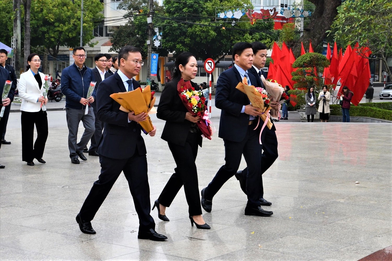 Thứ trưởng, Phó Chủ nhiệm Ủy ban Dân tộc Nông Thị Hà dâng hoa trước tượng đài Chủ tịch Hồ Chí Minh