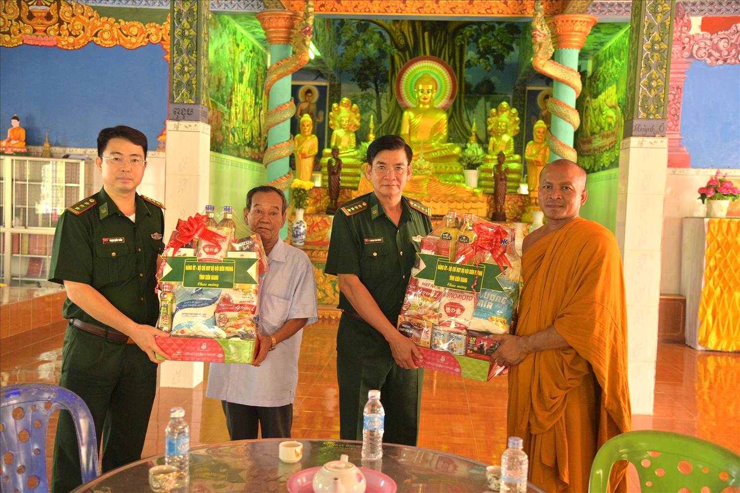Bộ đội Biên phòng Kiên Giang thăm và tặng quà đến các vị Người có uy tín trên địa bàn Thành phố Hà Tiên 